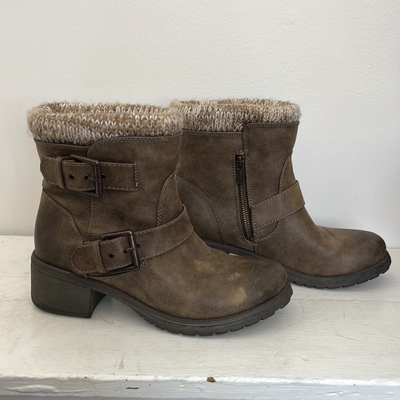 Roxy boots, woman’s size 8. Fuzzy warm lining  with 2 inch heel. - Picture 2 of 8